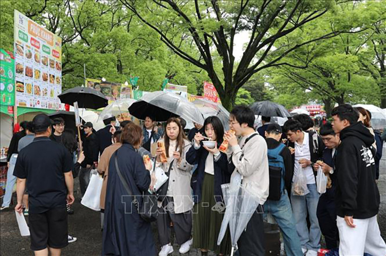 Несмотря на сильный дождь, фестиваль по-прежнему привлекает к участию многочисленных посетителей. Фото: ВИА Несмотря на сильный дождь, фестиваль по-прежнему привлекает к участию многочисленных посетителей. Фото: ВИА