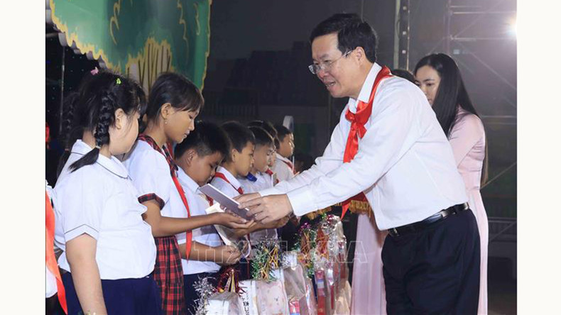 Президент Во Ван Тхыонг вручает стипендии и подарки детям. Фото: ВИА Президент Во Ван Тхыонг вручает стипендии и подарки детям. Фото: ВИА