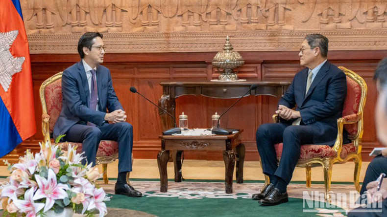 Замминистра иностранных дел До Хунг Вьет и Вице-премьер, Министр иностранных дел и международного сотрудничества Камбоджи Сок Ченда Софеа. Замминистра иностранных дел До Хунг Вьет и Вице-премьер, Министр иностранных дел и международного сотрудничества Камбоджи Сок Ченда Софеа.