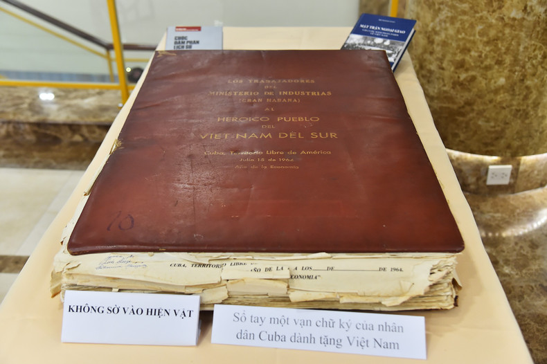 Тетрадь с десятью тысяч подписей народа Кубы для Вьетнама. Фото: Тхюи Нгуен Тетрадь с десятью тысяч подписей народа Кубы для Вьетнама. Фото: Тхюи Нгуен