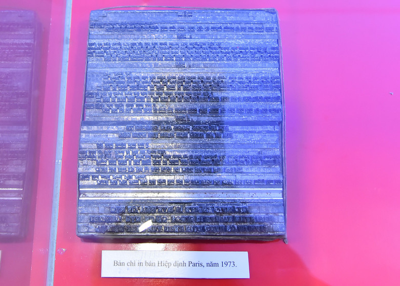 Свинцовая доска Парижских соглашений в 1973 году. Фото: Тхюи Нгуен Свинцовая доска Парижских соглашений в 1973 году. Фото: Тхюи Нгуен