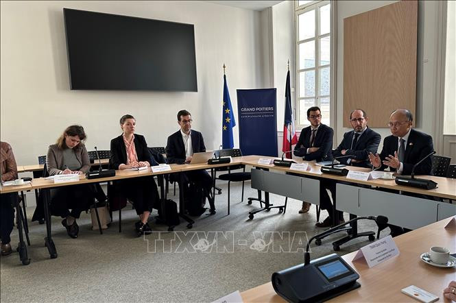 В рамках рабочего визита в г. Пуатье Посол Динь Тоан Тханг и рабочая делегация встретились с представителями учреждений и организаций региона Новая Аквитания и города Пуатье с целью содействия сотрудничеству в разных областях. Фото: ВИА В рамках рабочего визита в г. Пуатье Посол Динь Тоан Тханг и рабочая делегация встретились с представителями учреждений и организаций региона Новая Аквитания и города Пуатье с целью содействия сотрудничеству в разных областях. Фото: ВИА