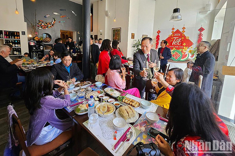 Вьетнамские семьи собираются на счастливый день Тэта в ресторане Hanoi Green. Вьетнамские семьи собираются на счастливый день Тэта в ресторане Hanoi Green.