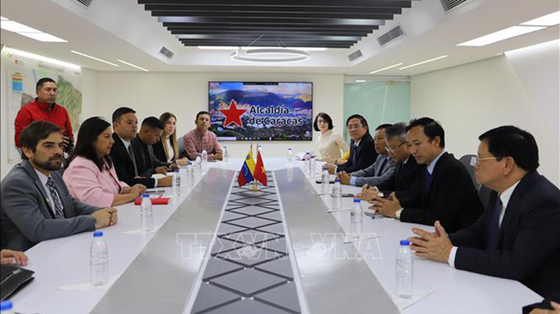 Делегация провинции Куангнам работает с мэром г. Каракаса Кармен Мелендес. Фото: Посольство Вьетнама в Венесуэле Делегация провинции Куангнам работает с мэром г. Каракаса Кармен Мелендес. Фото: Посольство Вьетнама в Венесуэле