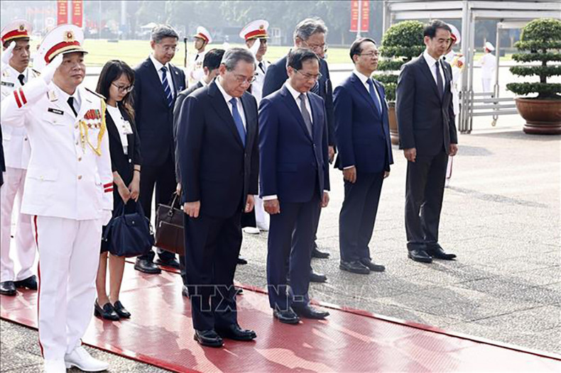 Делегаты отдают дань уважения Президента Хо Ши Мина. Фото: ВИА