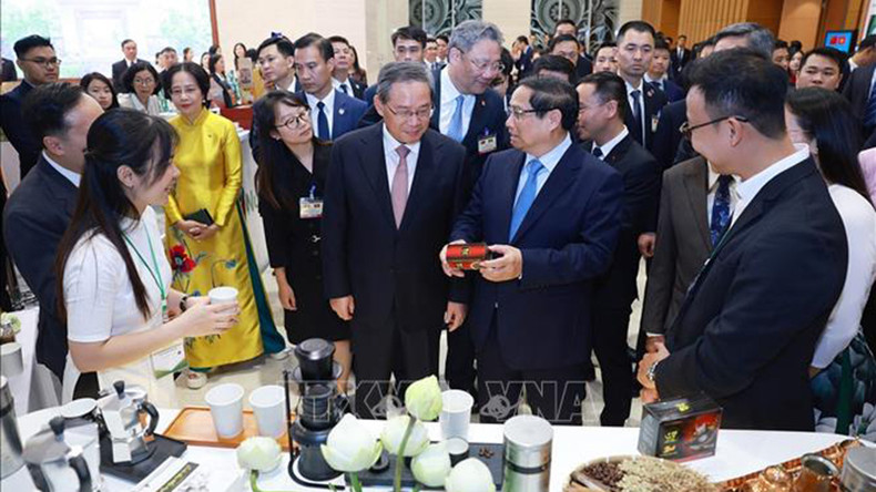 Два Премьер-министра посещают выставочное пространство типичной вьетнамской сельскохозяйственной продукции, экспортируемой в Китай. Фото: ВИА