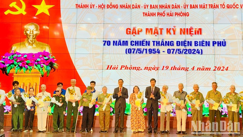 Руководители г. Хайфона выражают признательность павшим бойцам, инвалидам войны, молодым добровольцам и ополченцам, непосредственно участвовавших в операции Дьенбьенфу. Руководители г. Хайфона выражают признательность павшим бойцам, инвалидам войны, молодым добровольцам и ополченцам, непосредственно участвовавших в операции Дьенбьенфу.