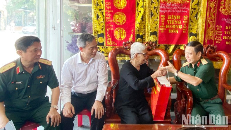 Генерал армии Фан Ван Жанг вручает подарки госпоже Ле Тхи Тхань. Генерал армии Фан Ван Жанг вручает подарки госпоже Ле Тхи Тхань.