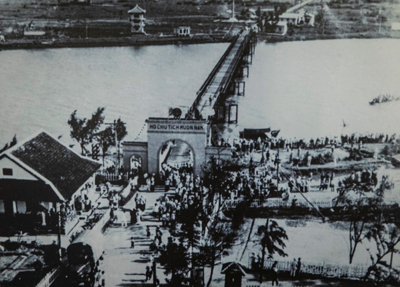 Мост Хиенлыонг через реку Бенхай - временную демаркационную линию, разделившую северную и южную части страны. Мост Хиенлыонг через реку Бенхай - временную демаркационную линию, разделившую северную и южную части страны.