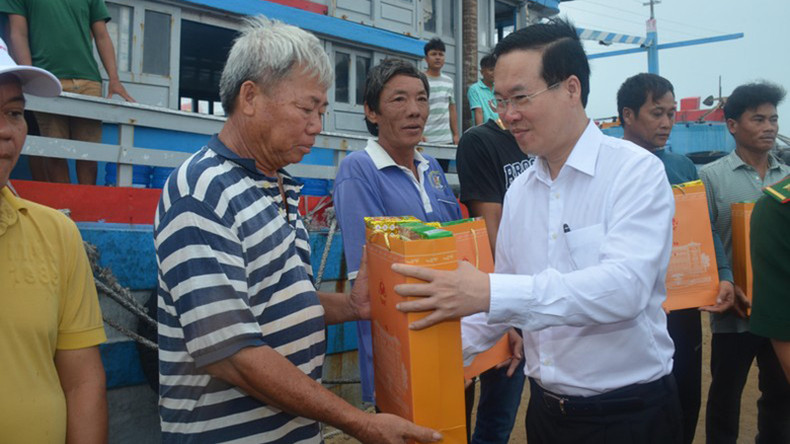Президент Во Ван Тхыонг вручает подарки жителям в порту Фукюи. Фото: Динь Тяу Президент Во Ван Тхыонг вручает подарки жителям в порту Фукюи. Фото: Динь Тяу