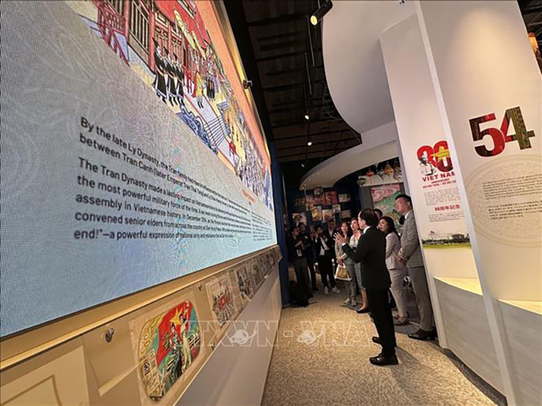 Представитель Вьетнама на ЭКСПО-2025 знакомит посетителей с 4000-летней историей и культурой Вьетнама, привлекательно представленной с помощью современных технологических платформ. Фото: ВИА