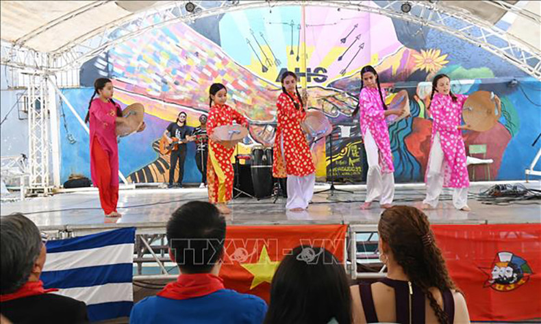 Художественный номер в рамках Фестиваля дружбы Куба-Вьетнам. Фото: ВИА Художественный номер в рамках Фестиваля дружбы Куба-Вьетнам. Фото: ВИА