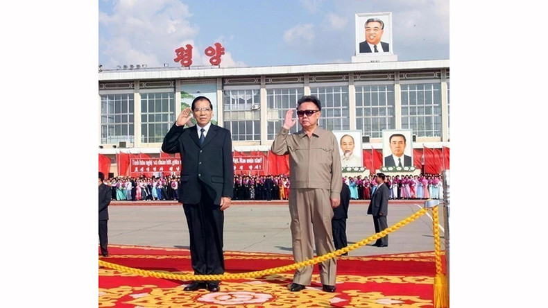 Генеральный секретарь Партии Нонг Дык Мань и председатель Трудовой партии Кореи Ким Чен Ир на церемонии встречи в международном аэропорту Сунан (Пхеньян) 16 октября 2007 года во время первого официального дружественного визита в КНДР. Фото: ВИA Генеральный секретарь Партии Нонг Дык Мань и председатель Трудовой партии Кореи Ким Чен Ир на церемонии встречи в международном аэропорту Сунан (Пхеньян) 16 октября 2007 года во время первого официального дружественного визита в КНДР. Фото: ВИA