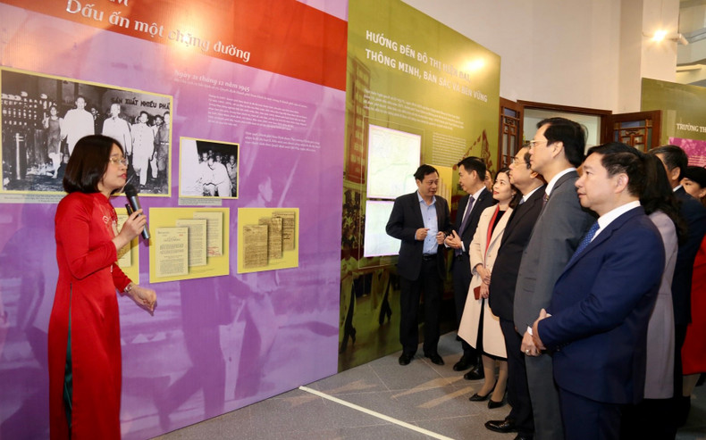 На выставке «Отпечатки Южной цитадели» представлено 200 документов, экспонатов и фотографий, отражающих вехи и положение города Намдинь в истории становления и развития, подтверждающих давнюю историческую и культурную традицию Южной цитадели в течение 800 лет.