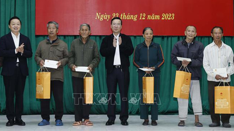 Президент Во Ван Тхыонг вручает подарки семьям льготной категории, бедным семьям в общине Биньтхуан. Фото: ВИА Президент Во Ван Тхыонг вручает подарки семьям льготной категории, бедным семьям в общине Биньтхуан. Фото: ВИА