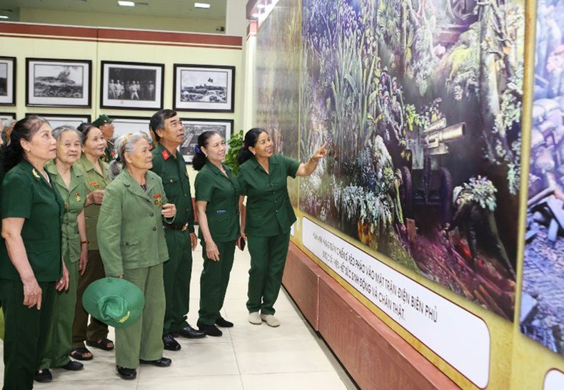 Ветераны войны посещают выставку. Ветераны войны посещают выставку.