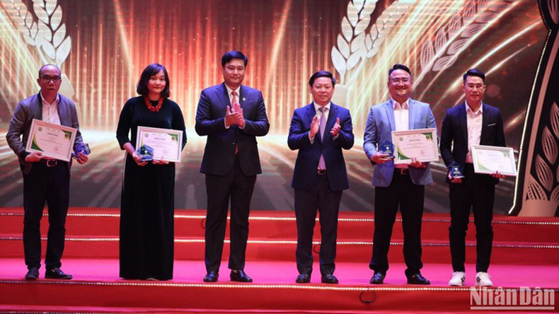 Группа авторов газеты «Нянзан» получает третий приз. Группа авторов газеты «Нянзан» получает третий приз.