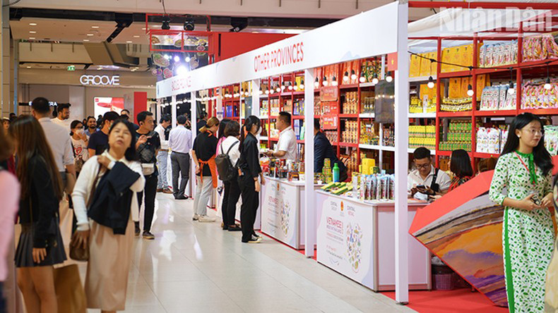 Многие местные жители и туристы посещают стенды Вьетнама. Фото: Динь Чыонг Многие местные жители и туристы посещают стенды Вьетнама. Фото: Динь Чыонг