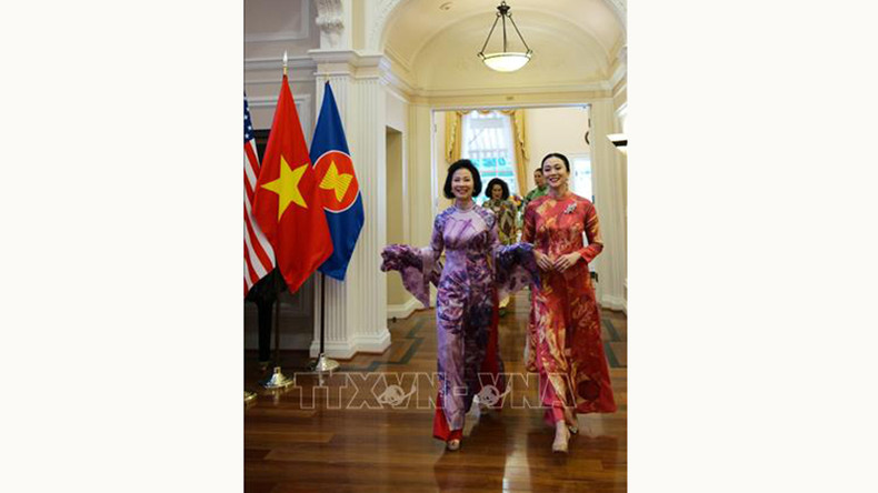 Супруги послов в традиционных платьях «аозай». Фото: ВИА Супруги послов в традиционных платьях «аозай». Фото: ВИА