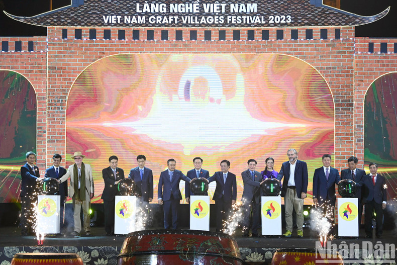 Делегаты проводят церемонию открытия фестиваля. Фото: Зюи Линь Делегаты проводят церемонию открытия фестиваля. Фото: Зюи Линь