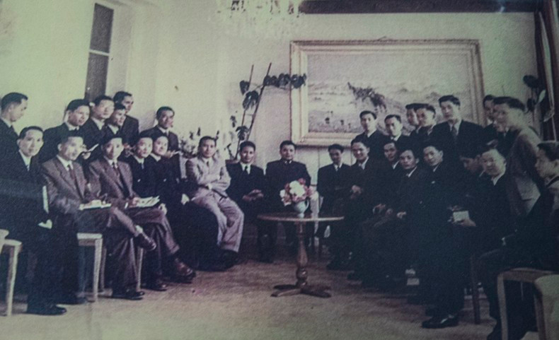 Делегация Демократической Республики Вьетнам фотографируется на память в штаб-квартире делегации. Делегация Демократической Республики Вьетнам фотографируется на память в штаб-квартире делегации.