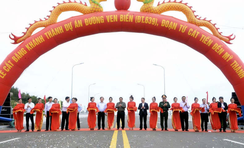 Премьер-министр Фам Минь Тьинь на церемонии разрезания ленты открытия участка Каттиен – Митхань прибрежного маршрута провинции Биньдинь. Премьер-министр Фам Минь Тьинь на церемонии разрезания ленты открытия участка Каттиен – Митхань прибрежного маршрута провинции Биньдинь.