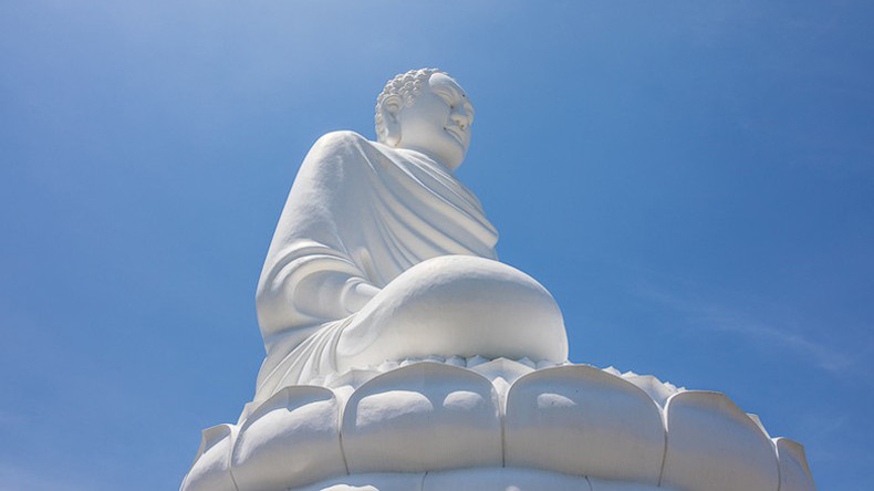 Гигантская статуя Будды в пагоде Лонгшон. Фото: VietnamTravel Гигантская статуя Будды в пагоде Лонгшон. Фото: VietnamTravel