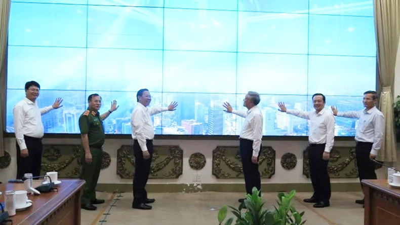 Делегаты проводят церемонию запуска приложения «Цифровой гражданин». Делегаты проводят церемонию запуска приложения «Цифровой гражданин».