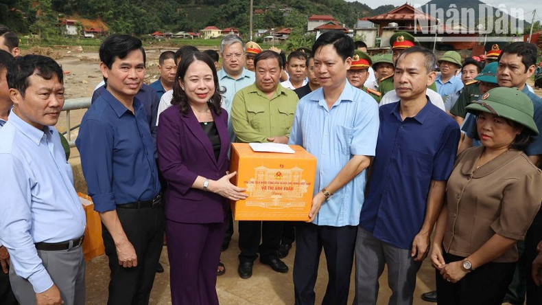Вице-президент Во Тхи Ань Суан вручает подарок уезду Тхуантяу. Фото: ВИА Вице-президент Во Тхи Ань Суан вручает подарок уезду Тхуантяу. Фото: ВИА