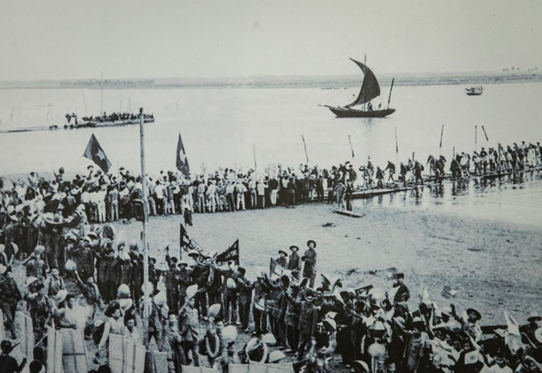 Приветствие кадровых работников с южной части страны в Шамшоне (провинция Тханьхоа). Приветствие кадровых работников с южной части страны в Шамшоне (провинция Тханьхоа).