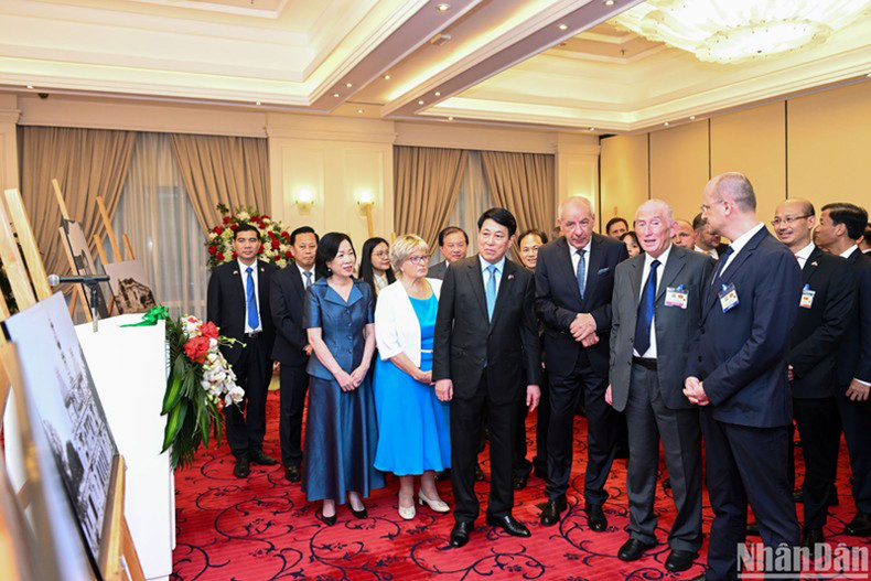 Делегаты посещают выставку. Фото: Тхе Дай