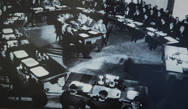 Общий вид заседания в рамках Женевской конференции по Индокитаю, 8 мая 1954 года. Общий вид заседания в рамках Женевской конференции по Индокитаю, 8 мая 1954 года.