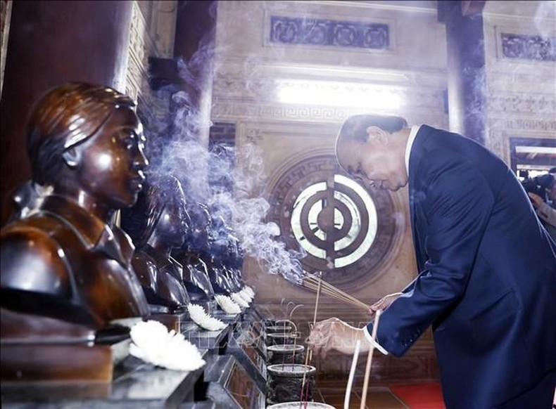 Президент Нгуен Суан Фук воскуряет благовония в память о павших бойцах в комплексе исторических памятников государственного значения Чуонгбон. Фото: ВИА