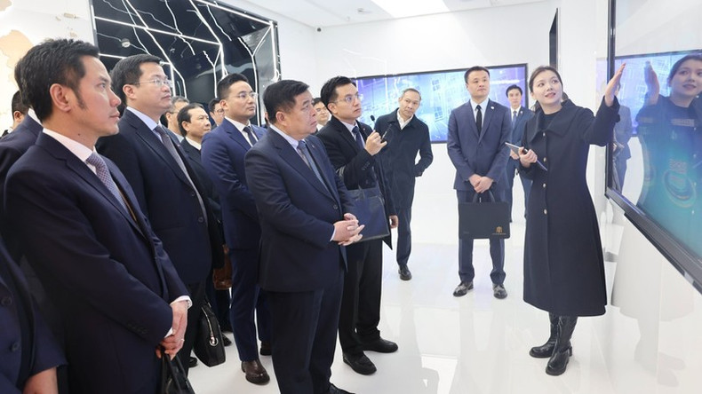 Вице-премьер Нгуен Тьи Зунг посещает Зону свободной торговли Нинбо. Вице-премьер Нгуен Тьи Зунг посещает Зону свободной торговли Нинбо.