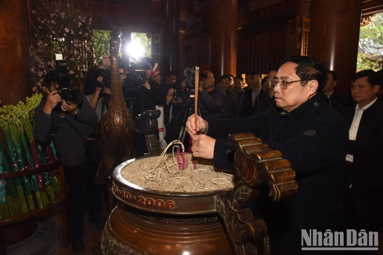 Премьер-министр Фам Минь Тьинь воскуряет благовония в комплексе памятников особого государственного значения Кимлиен. Фото: Чан Хай