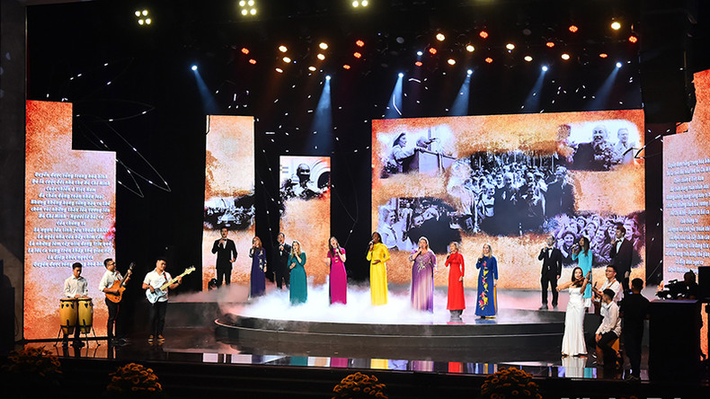 Художественный номер на программе. Фото: Тхюи Нгуен Художественный номер на программе. Фото: Тхюи Нгуен