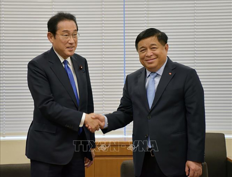 Вице-премьер Нгуен Тьи Зунг встречается с бывшим Премьер-министром Японии Кисидой Фумио. Фото: ВИА