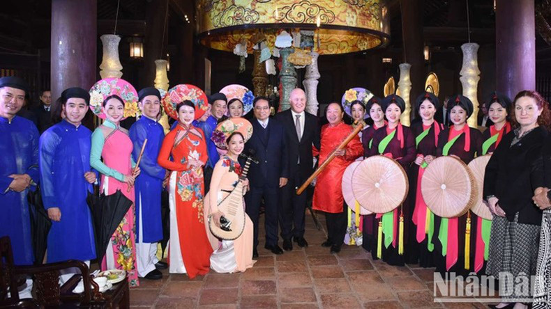 Два Премьер-министра и артисты на художественной программе. Фото: Чан Хай Два Премьер-министра и артисты на художественной программе. Фото: Чан Хай