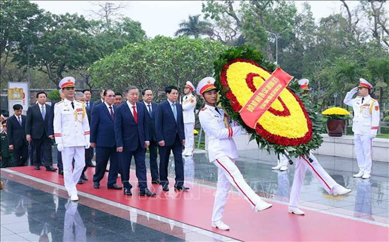 Руководители Партии и Государства чтят память героев-мучеников. Фото: ВИА Руководители Партии и Государства чтят память героев-мучеников. Фото: ВИА