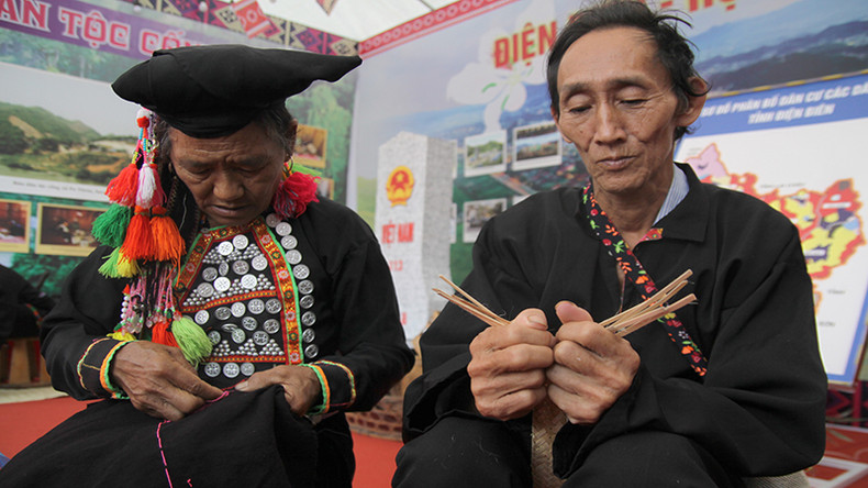 Представление традиционного ремесла представителей народности Шила.