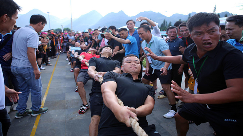 Оживленное соревнование по перетягиванию каната.