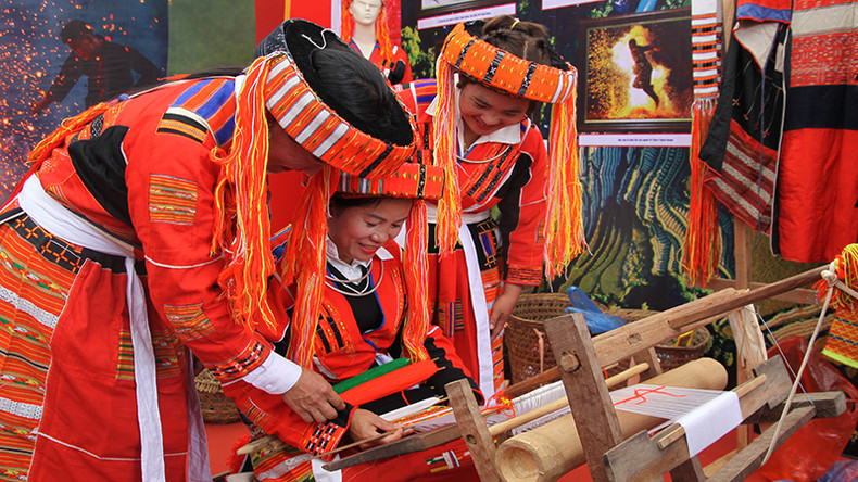 Представление традиционного ремесла представителей народности Патхен.