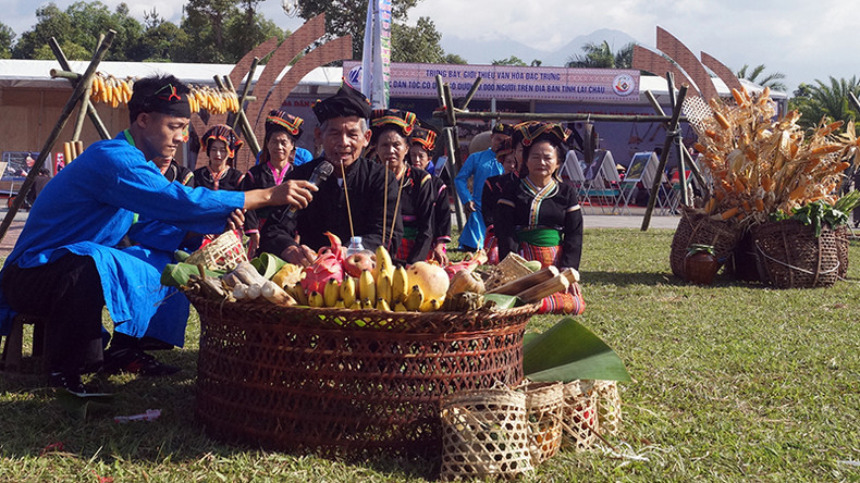 Ритуал поклонения в фестивале Нго представителей народности Конг в провинции Лайтяу.