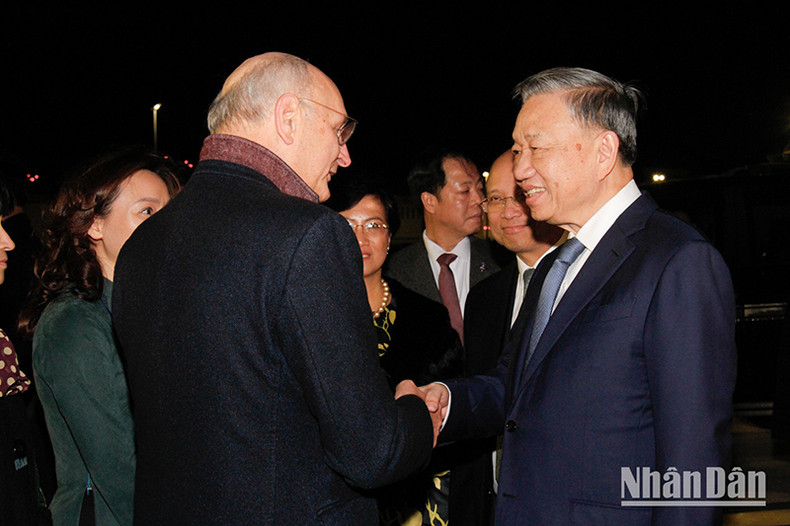 Министр юстиции Франции Дидье Миго встречает Генерального секретаря ЦК КПВ, Президента То Лама. Фото: Кхай Хоан