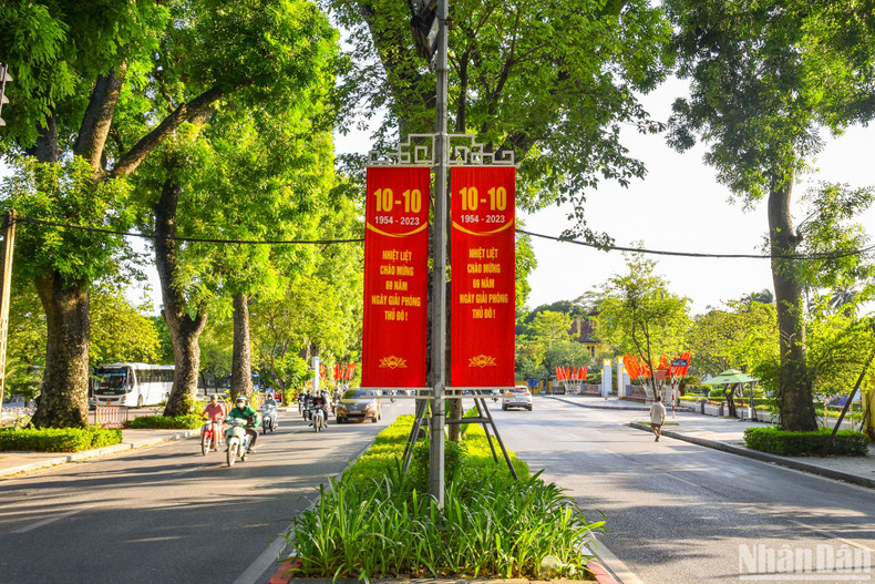 Главные улицы Ханоя, такие как Хунгвыонг, Хоангзьеу, Дьенбьенфу, Лехонгфонг и др., украшены красными баннерами и лозунгами. Главные улицы Ханоя, такие как Хунгвыонг, Хоангзьеу, Дьенбьенфу, Лехонгфонг и др., украшены красными баннерами и лозунгами.