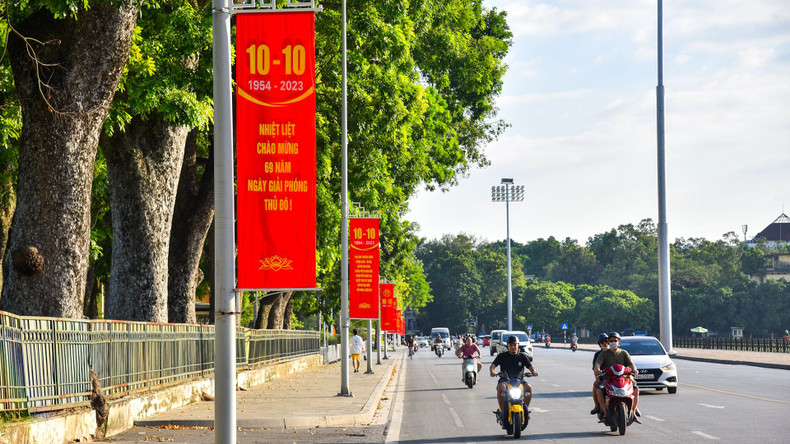 Важные улицы вьетнамской столицы в эти дни ярко украшены в честь 69-й годовщины Дня освобождения столицы. Важные улицы вьетнамской столицы в эти дни ярко украшены в честь 69-й годовщины Дня освобождения столицы.