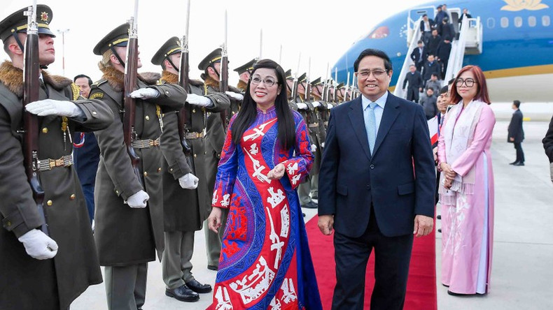 Премьер-министр Фам Минь Тьинь с супругой в аэропорту имени Вацлава Гавела. Фото: Нгуен Хонг Премьер-министр Фам Минь Тьинь с супругой в аэропорту имени Вацлава Гавела. Фото: Нгуен Хонг