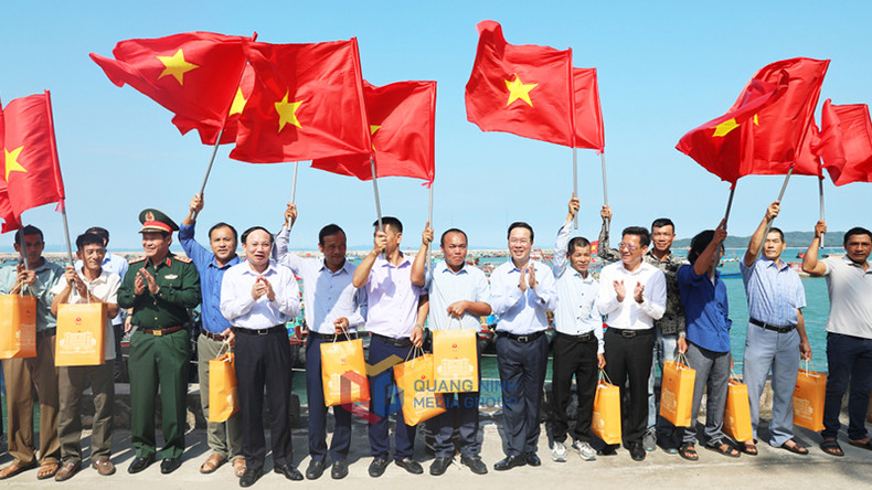 Президент Во Ван Тхыонг вручает подарки жителям островного уезда Кото. Фото: baoquangninh.vn Президент Во Ван Тхыонг вручает подарки жителям островного уезда Кото. Фото: baoquangninh.vn