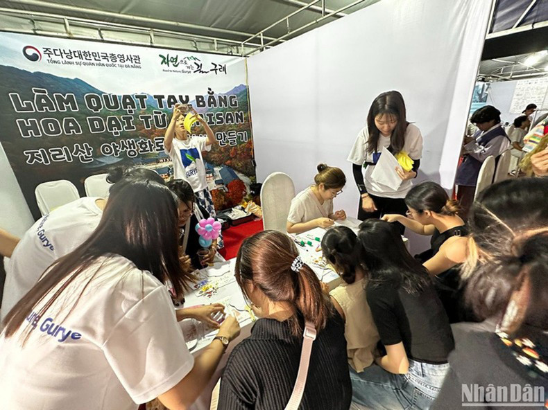 Стенды привлекают многочисленных молодых людей. Фото: Ань Дао Стенды привлекают многочисленных молодых людей. Фото: Ань Дао