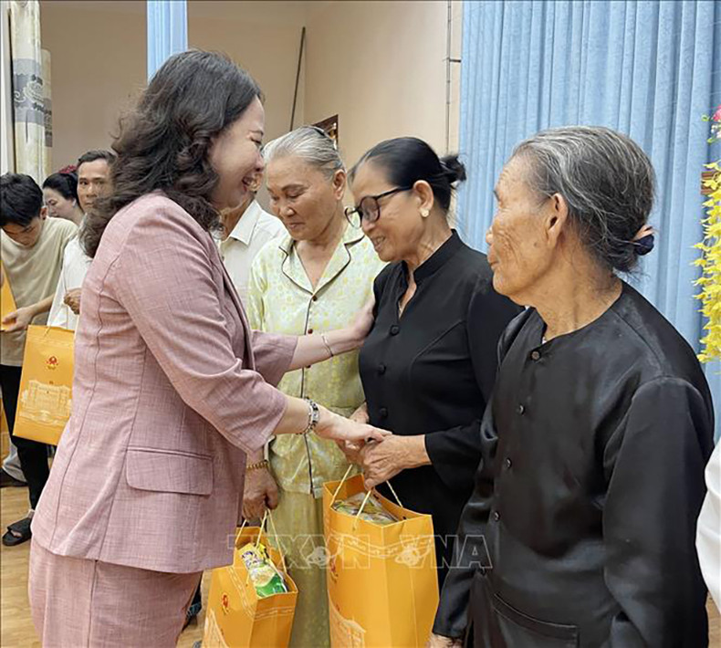 Вице-президент Во Тхи Ань Суан вручает подарки семьям льготной категории и малоимущим семьям в уезде Чиеуфонг. Фото: ВИА Вице-президент Во Тхи Ань Суан вручает подарки семьям льготной категории и малоимущим семьям в уезде Чиеуфонг. Фото: ВИА